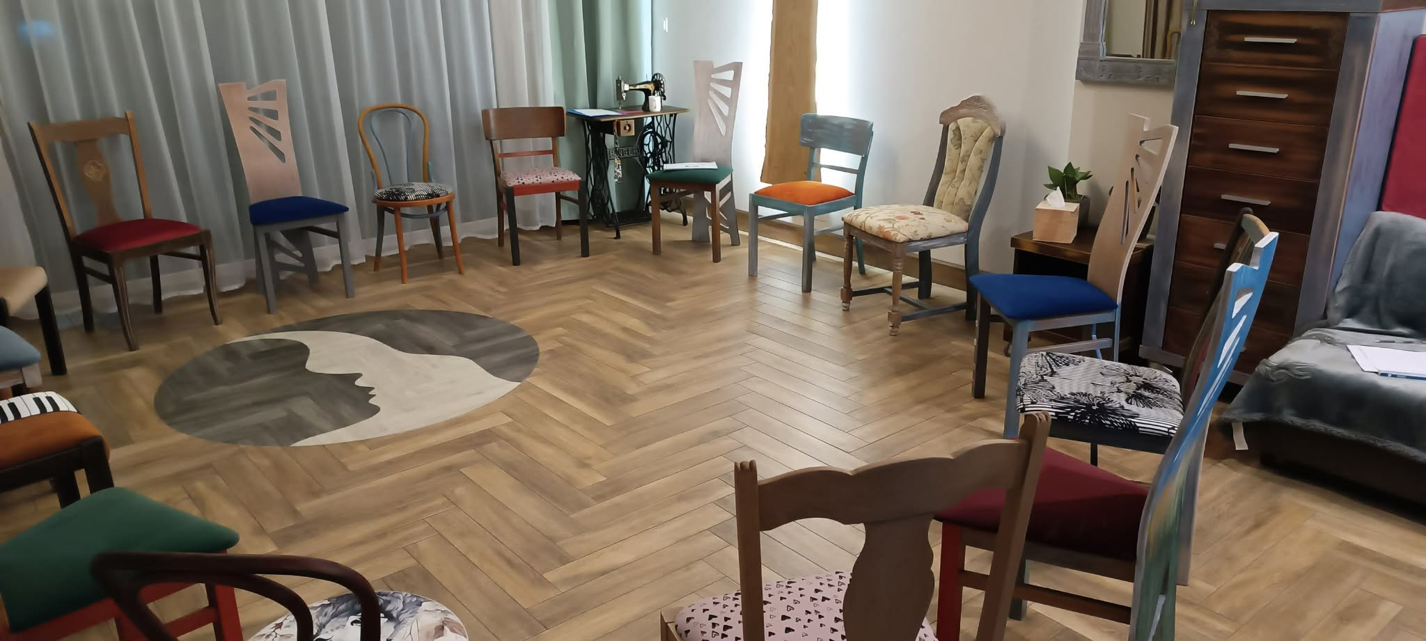 Sala warsztatowa — krąg krzeseł