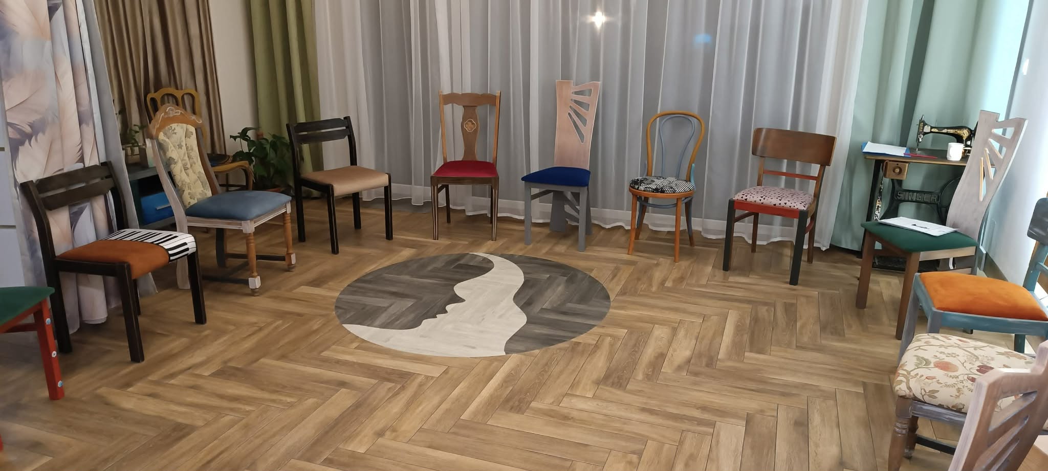 Sala grupowa — krąg krzeseł